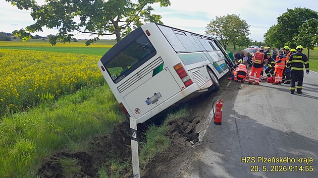 Na Rokycansku havaroval autobus s dětmi, je více zraněných