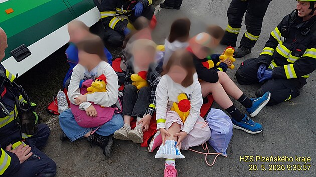 Hasi�i si zran�n� d�ti rozd�lili a mluvili s nimi. Dali jim tak� dr��ky. (20. kv�tna 2026)