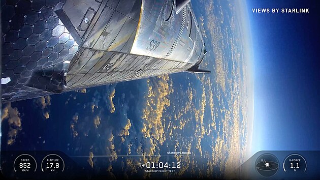 Lo� S39 syst�mu syst�mu Starship se po testovac�m letu a vypust�n� maket dru�it vrac� do atmosf�ry v sobotu po 1:30 SEL�.