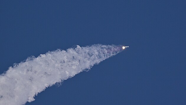 Z�b�r na raketov� motory nosi�e Super Heavy poh�n�j�c� syst�m Startship p�i 12. testovac�m letu.