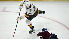 St�ílí Tomá� Hertl z Vegas, brání Artturi Lehkonen z Colorada.