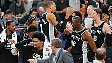 Basketbalisté San Antonia se radují z výhry nad Oklahoma City v �estém utkání.