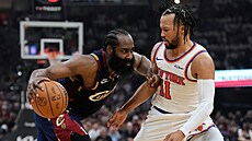 James Harden (vlevo) se sna�í p�ejít p�es bránícího Jalena Brunsona.