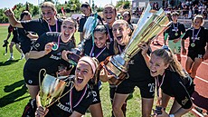 Fotbalistky Sparty se radují ze zisku domácího poháru.