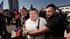 Protestní �N�má barikáda� asi stovky lidí proti sjezdu Sudeton�meckého...