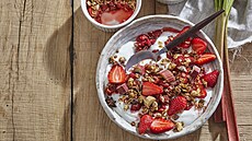 Sn�da�ov� ko�en�n� crumble s rebarborou a jahodami