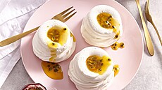 Mini Pavlova s passion fruit
