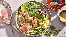 Poke bowl s pe�en�m lososem