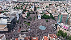 Desítky tisíc lidí se v sobotu se�ly v centru B�lehradu na demonstraci za...