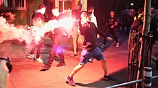 Desítky tisíc lidí se v sobotu se�ly v centru B�lehradu na demonstraci za...