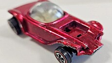 1968 Beatnik Bandit v r��ové barv� (Hot Wheels). Model navr�ený legendárním...