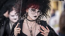 �erná krajka, výrazné siluety, tmavý make-up i viktoriánská romantika. Goth...