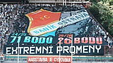 Choreo fanou�k� Baníku Ostrava p�ed zápasem proti Dukle Praha.