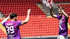 David Jurásek a �t�pán Chaloupek ze Slavie slaví první gól v zápase proti Plzni.