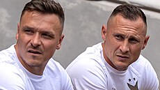 Stanislav Tecl a Jan Bo�il sledují zápas Slavie proti Plzni.