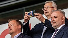 Jaroslav Tvrdík, p�edseda p�edstavenstva SK Slavia Praha, sleduje zápas s Plzní.