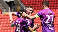 David Jurásek, �t�pán Chaloupek a Tomá� Vl�ek ze Slavie se radují po úvodní...