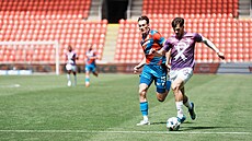 David Jurásek ze Slavie prchá Adamu Kadlecovi z Plzn�.