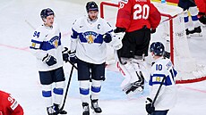 Finský kapitán Aleksander Barkov (16) se s par�áky raduje z trefy proti...