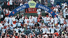 Slavisti�tí fotbalisté slaví s fanou�ky titul v Edenu.