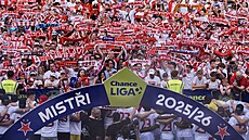 Fanou�ci a fotbalisté Slavie k�ep�í.