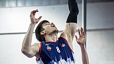 Radek Farský z Basketu Brno zakon�uje v semifinále Maxa NBL.