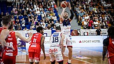 David Jelínek z Basketu Brno pálí v semifinále Maxa NBL proti Pardubicím.