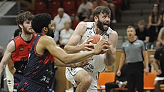 Kamil �vrdlík z Pardubic se sna�í udr�et mí� p�ed brn�nskými basketbalisty v...