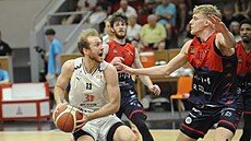 Ryan Moffatt z Pardubic brzdí p�ed bránícím �imonem Svobodou z Brna.