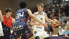 Jakub T�ma z Pardubic hledá cestu do brn�nské obrany.
