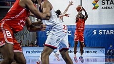 Robert Bonham z Pardubic pálí v �estém semifinále Maxa NBL proti Brnu.