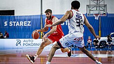 Pardubický kapitán Kamil �vrdlík úto�í v �estém semifinále Maxa NBL proti Brnu.