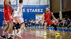 Michal Svojanovský z Pardubic hledá cestu do brn�nské obrany v �estém...