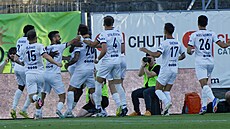 Fotbalisté Slovácka slaví gól v bará�i proti Artisu Brno.
