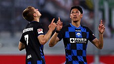 Filip Bilbija a Santiago Castaneda z Paderbornu slaví gól proti Wolfsburgu.