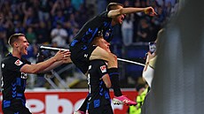 Fotbalisté Paderbornu slaví gól v prodlou�ení proti Wolfsburgu.