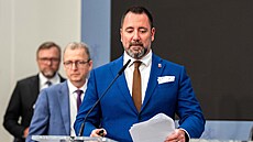 Ministr �ivotního prost�edí Igor �ervený (Motoristé) na tiskové konferenci k...