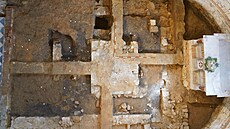 Archeologicky odkryté poz�statky románského presbytá�e kostela narození Panny...