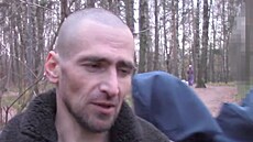Ruský sériový vrah Adrej Kijko b�hem policejní rekonstrukce v Petrohradu.