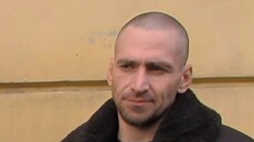 Ruský sériový vrah Adrej Kijko b�hem policejní rekonstrukce v Petrohradu.