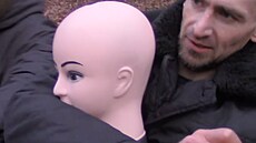 Ruský sériový vrah Adrej Kijko b�hem policejní rekonstrukce v Petrohradu.