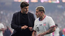 Mauricio Pochettino, kou� amerických fotbalist�, v diskuzi s Diegem Lunou.