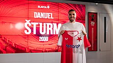Danijel �turm, �erstvá posila Slavie, pózuje s dresem po podpisu smlouvy.