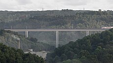 Pohled na vít�zný architektonický návrh p�emost�ní údolí �eky Oslavy....