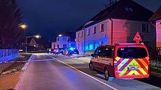 Pra��tí policisté zasahují v ulici Starodube�ská, kde je se v dom�...