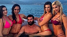 Jeden z nejstylizovan�j�ích. Dan Bilzerian si p�stuje  image �ultimátního...