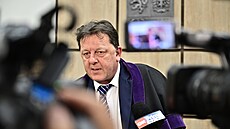 Soudce Jaroslav Malchus hovo�í s noviná�i poté, co vyhov�l �ádosti Dominika...