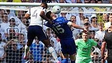 Kevin Danso z Tottenhamu hlavi�kuje p�es O�Briena  z Evertonu.