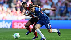 Pedro Neto z Chelsea (v modrém) se sna�í probít p�es Mandavu ze Sunderlandu.
