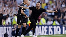 Trenér Tottenhamu Roberto De Zerbi slaví záchranu v Premier League.